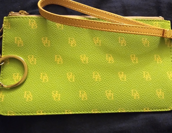 Dooney & Bourke Gretta Green wristlet - Picture 1 of 3